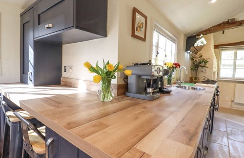 Bury St Edmunds Cottage | THE ABBEY COTTAGE, pet friendly, with hot tub in Windsor Green