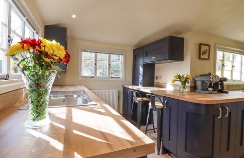 Bury St Edmunds Cottage | THE ABBEY COTTAGE, pet friendly, with hot tub in Windsor Green