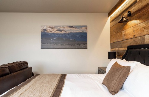 West Yellowstone Hotel | The Absaroka King Suite