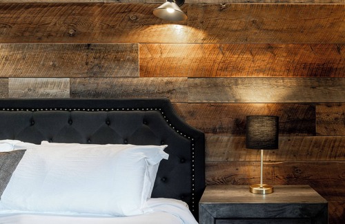 West Yellowstone Hotel | The Absaroka King Suite