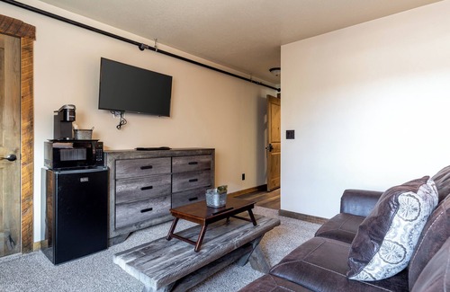 West Yellowstone Hotel | The Absaroka King Suite