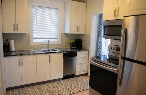 Winnipeg House | The Academy - 5 beds, big TV’s, comfy beds, parking
