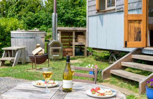 Bridport Ski Chalet | The Acorn - Luxury Shepherds Hut hot tub panoramic views