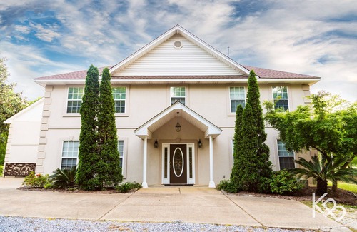 Ramer House | The Ada Estate Home at Kick Back Ranch & Event Center, 8br 4.5bth, Accom. 20