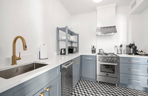 Hyde Park Apartment | The Adaline 2 Beautiful Hyde Park 1BR Suite