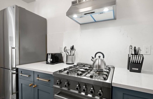 Hyde Park Apartment | The Adaline #3 | Hyde Park Apt, Steps to Bayshore!