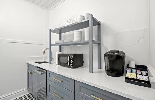 Hyde Park Apartment | The Adaline #3 | Hyde Park Apt, Steps to Bayshore!