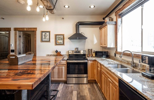 West Yellowstone Hotel | The Adventure Inn Yellowstone