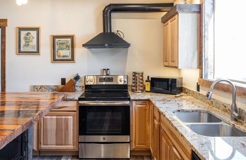 West Yellowstone Hotel | The Adventure Inn Yellowstone