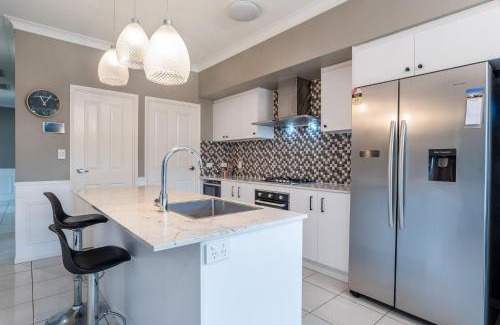 Northgate House | The Airport Stop Modern, 15min to Brisbane City