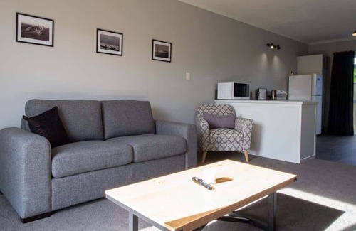 Brixton Apartment | The Aisle Seat - pet-friendly 1BR modern apartment