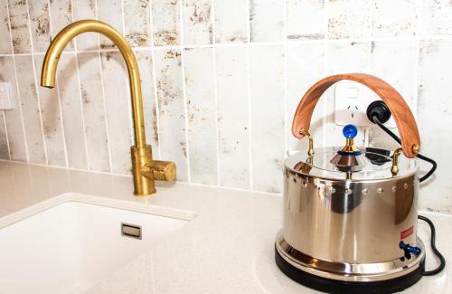 Carterton House | The Alchemist Retreat, Private Studio in Carterton