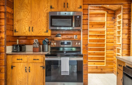 Marmot House | The Alder Lodge - Hot tub, shuffleboard, air hockey, bbq, dogs-ok