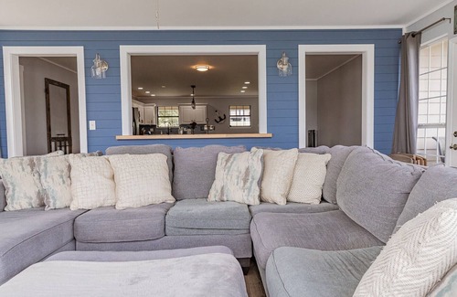 Chickamauga Lake House | The All Seasons Resort features pool and hot tub on River