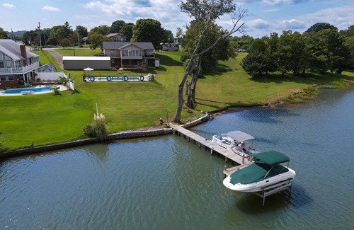 Chickamauga Lake House | The All Seasons Resort features pool and hot tub on River