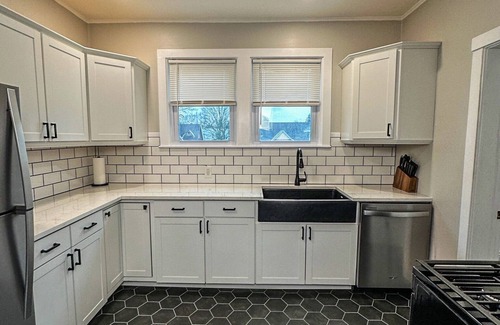 Albany House | “The Allen House” Charming 3-Bed/2-Bath Sleeps 8. Fantastic location in Albany