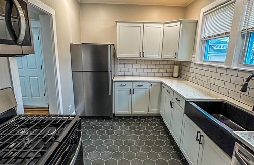 Albany House | “The Allen House” Charming 3-Bed/2-Bath Sleeps 8. Fantastic location in Albany