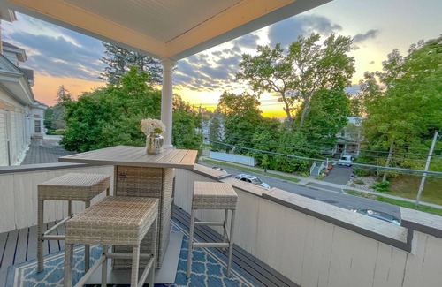 Albany House | “The Allen House” Charming 3-Bed/2-Bath Sleeps 8. Fantastic location in Albany