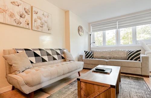 Mont-Tremblant Village Apartment | The Alpine Nest - 3 Beds - 4 Guests - Free Parking - Pool
