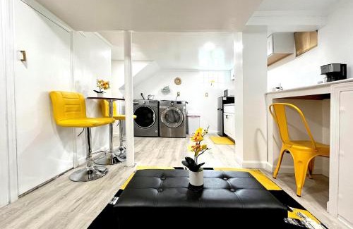 Old Brooklyn Apartment | The Amber Retreat - Charming Basement Unit in Brooklyn Centre, Free Street Parking, 100MB WiFi & 7 Min to Downtown