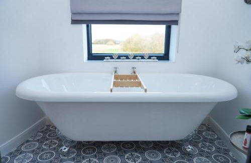 Newark Apartment | The Angel - Luxury Lakeside Lodge