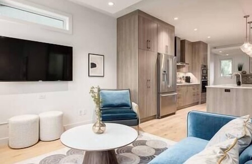 Richmond House | “The Anna" Upscale 4 Bedroom Home in Desirable Marda Loop