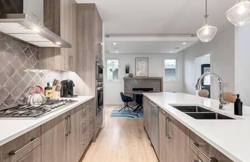 Richmond House | “The Anna" Upscale 4 Bedroom Home in Desirable Marda Loop