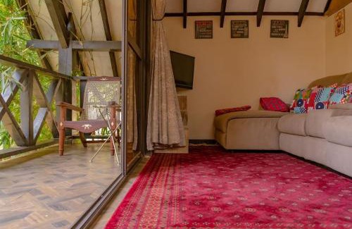 Nairobi Ski Chalet | The Annex at 64 : Cozy, rustic cottage/treehouse