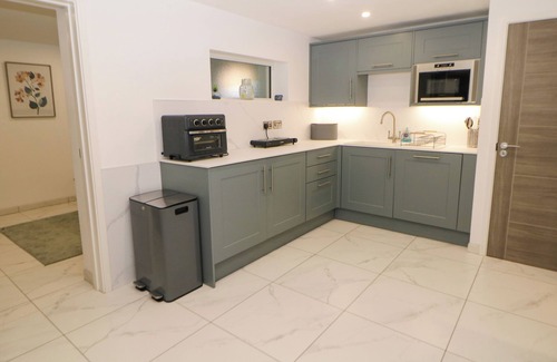 Ripley Cottage | THE ANNEX, pet friendly, with a garden in Swanwick