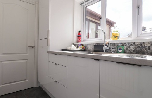 Llanrug Cottage | THE ANNEXE AT LLWYFOR, romantic, with a garden in Llanrug