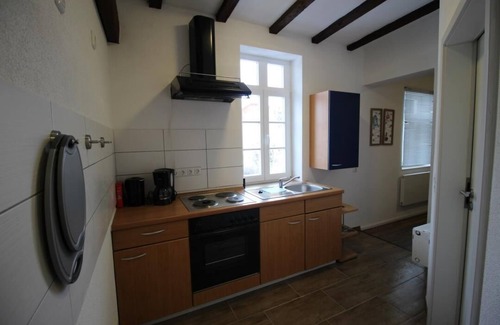 Alsfeld Apartment | The apartment offers a living/bedroom with a laminate floor, a complete kitchenette with fridge/freezer combination and a completely new, stylish bathroom on a total living space of approx. 40 sqm.