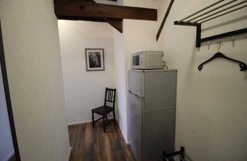 Alsfeld Apartment | The apartment offers a living/bedroom with a laminate floor, a complete kitchenette with fridge/freezer combination and a completely new, stylish bathroom on a total living space of approx. 40 sqm.