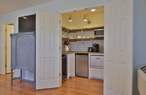 Sayles Blvd. Area Apartment | The Apartment Suite at Eleven09-A Fine Guest Experience