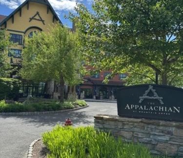 Vernon Apartment | The Appalachian Hotel at Mountain Creek Resort - Pool, Hot Tub & Sauna