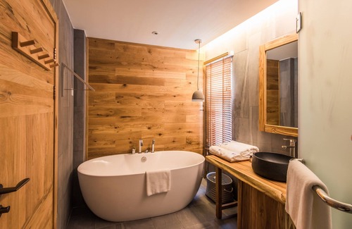 Ten Mile Gallery Cabin | The Apsara Lodge
