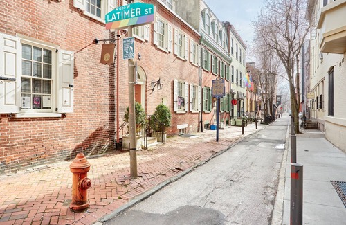 Gayborhood Apartment | The Arco powered by Sonder | Queen Suite
