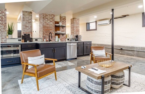 Maple Ridge North Apartment | The Aristocrat - Velencia's Beauty