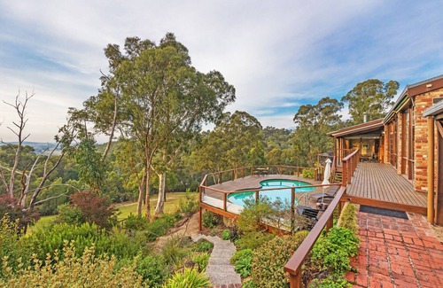 Yarra Glen Villa | The Arkadia - Scenic Villa with Pool and Basketball Court