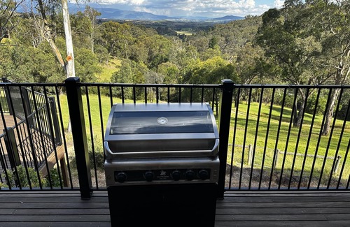 Yarra Glen Villa | The Arkadia - Scenic Villa with Pool and Basketball Court