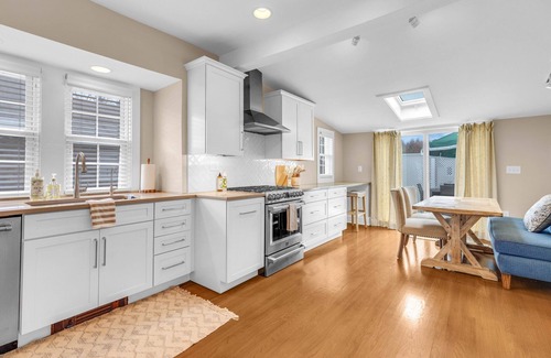 Devon House | The ARLO - Walk to Brewery and Restaurants