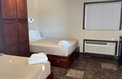 Karnes City Cabin | The Armadillo Hotel Karnes City