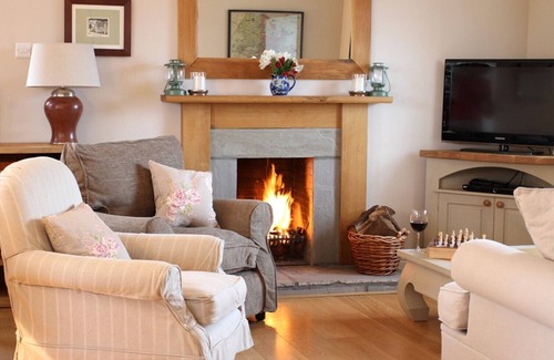 Auchterarder Cottage | The Arns Cottage is a traditional stone built, cosy and luxurious retreat.