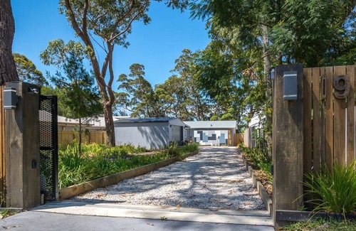 Vincentia House | The Art Cottage- Beachfront - Pet Friendly