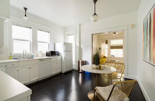 Mississippi District Apartment | The Art Deco Lounge - 95 WalkScore - Live Music