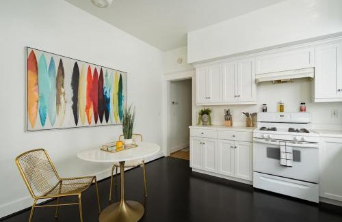 Mississippi District Apartment | The Art Deco Lounge - 95 WalkScore - Live Music