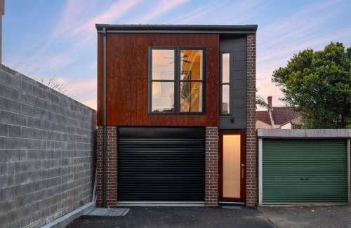 Petersham House | The Art Haus - Retro-Chic Hideaway near Local Gems