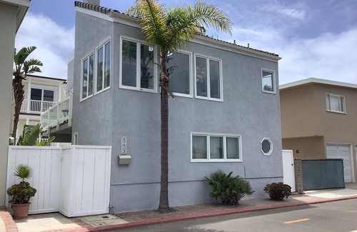 Newport Shores Apartment | The Art Home. Steps to the Sand in Newport Beach