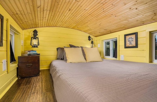 Kerns Hotel | The Arthur - Custom Tiny Home w/Train Vibe