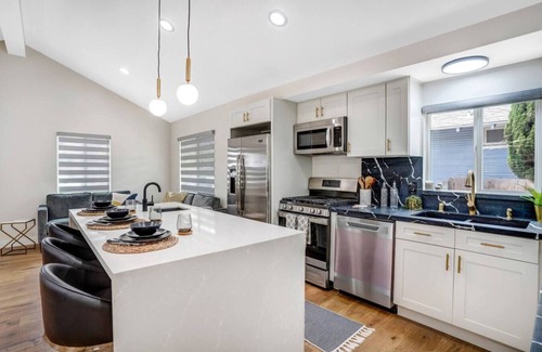 University Heights House | The Artisan - 3BR - Modern Retreat