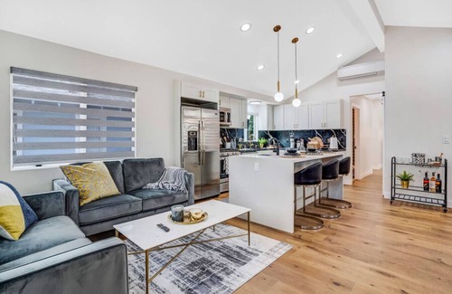 University Heights House | The Artisan - 3BR - Modern Retreat